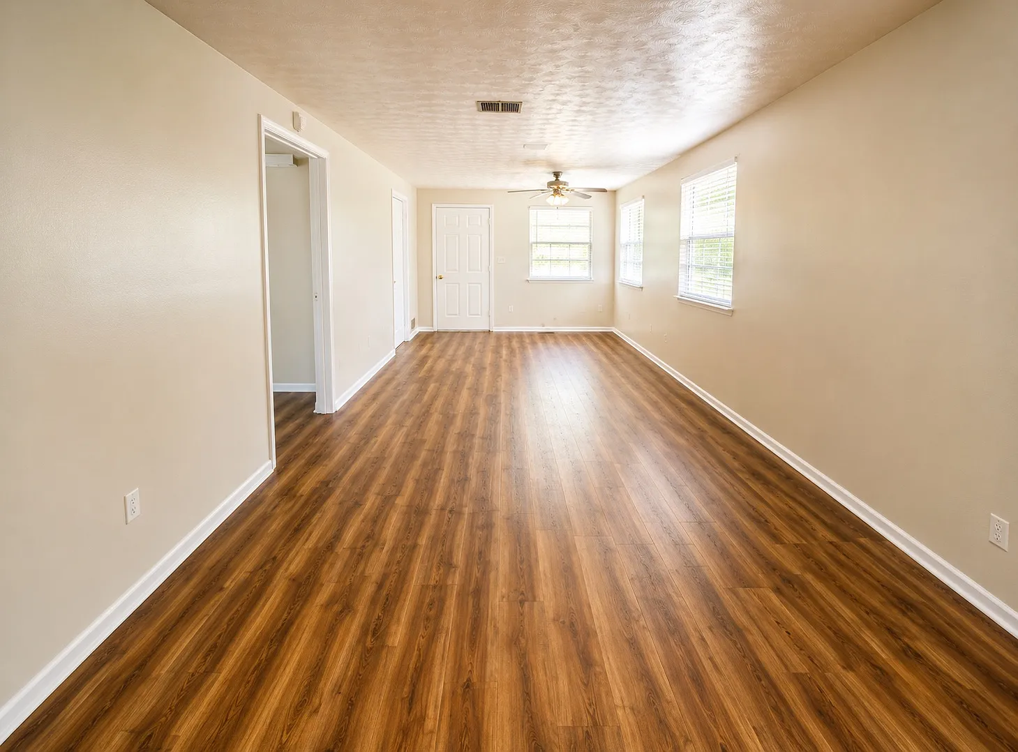 3 bed, 945 sqft, $1,300 — Photo 2