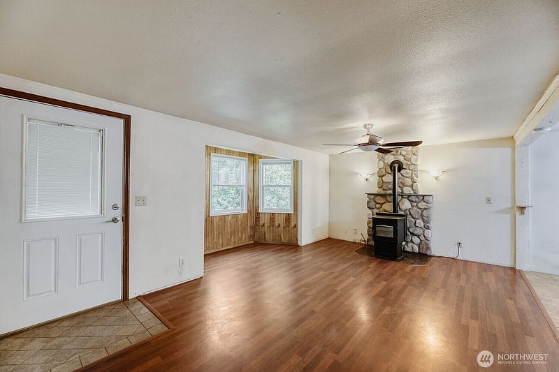 2nd image of 5703 318th Avenue NE