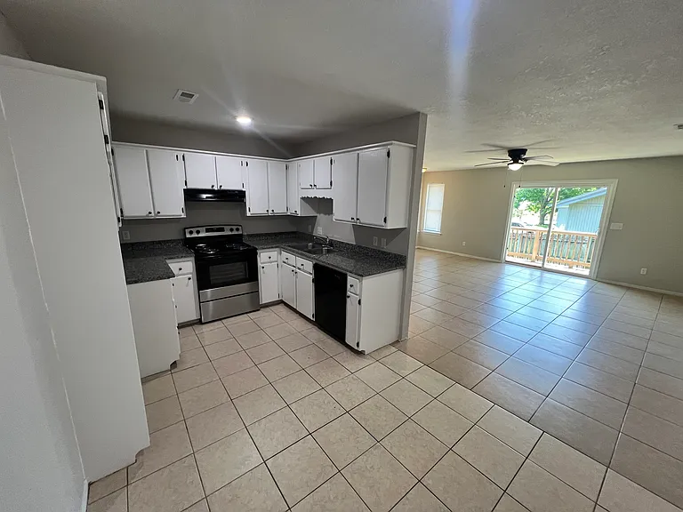 823 N Lola Ln — Photo 6