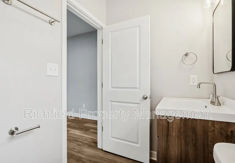 2034A E Maryland St — Photo 33