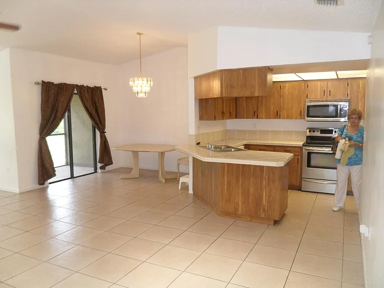 660 Royalty Ct — Photo 3