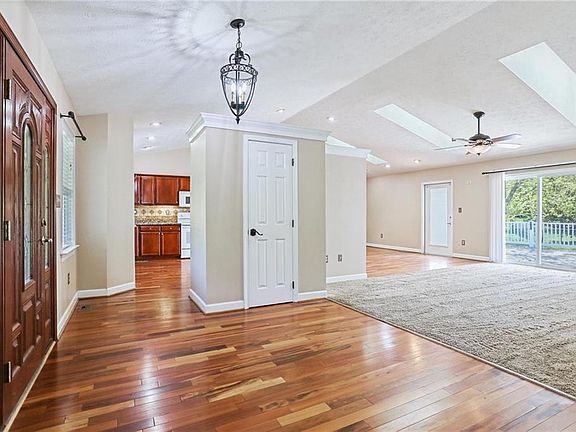 3rd image of 1905 Lakeside Dr