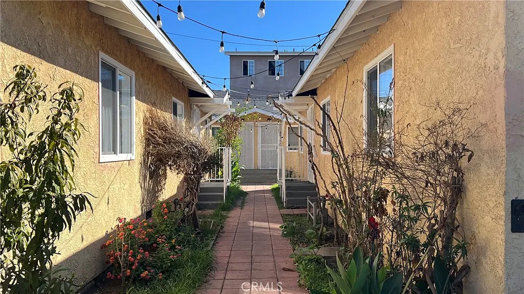 2 bed, 700 sqft, $3,100 — Photo 1