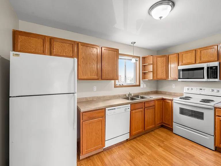 1508 Spruce Dr NE — Photo 5