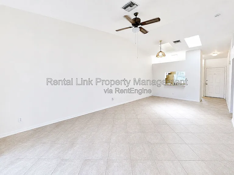 320 SW 3rd Pl #2 — Photo 6