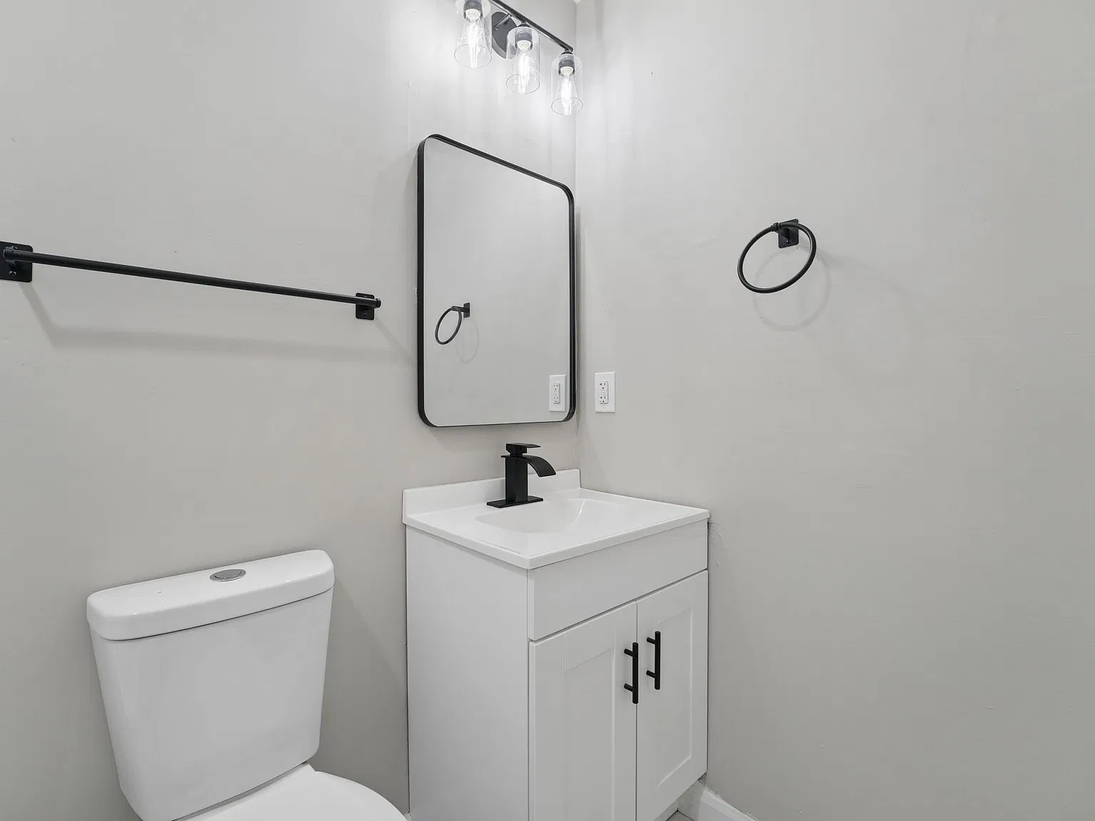 2 bed, 702 sqft, $1,375 — Photo 2