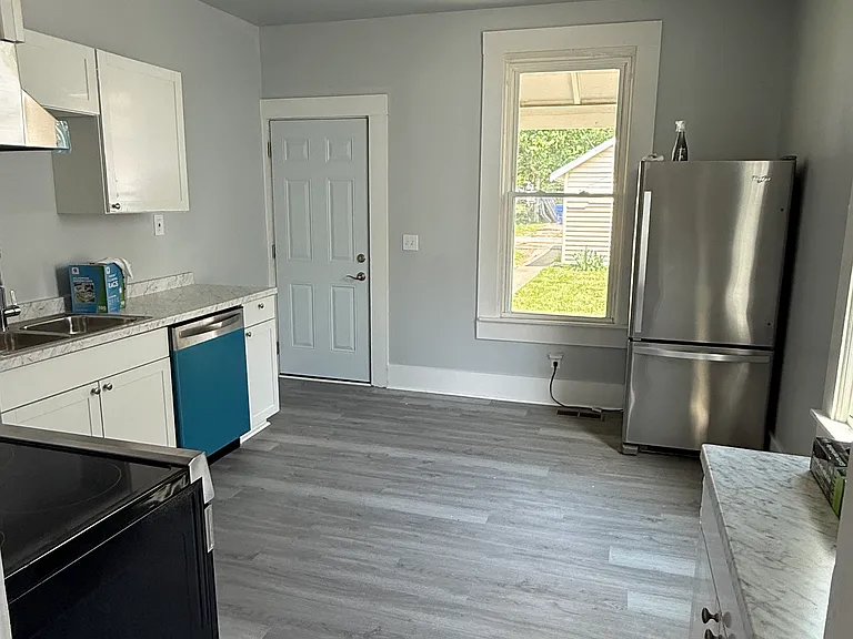 1126 Harmon Ave — Photo 3
