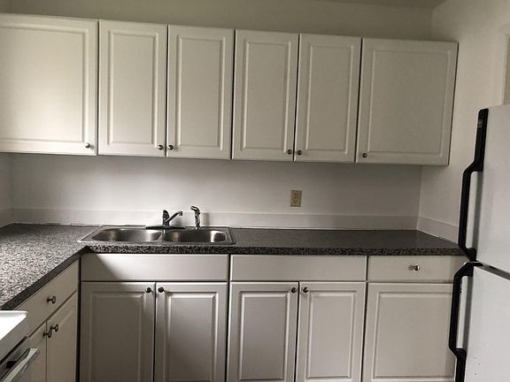 2nd image of 529 E Main St APT 3A