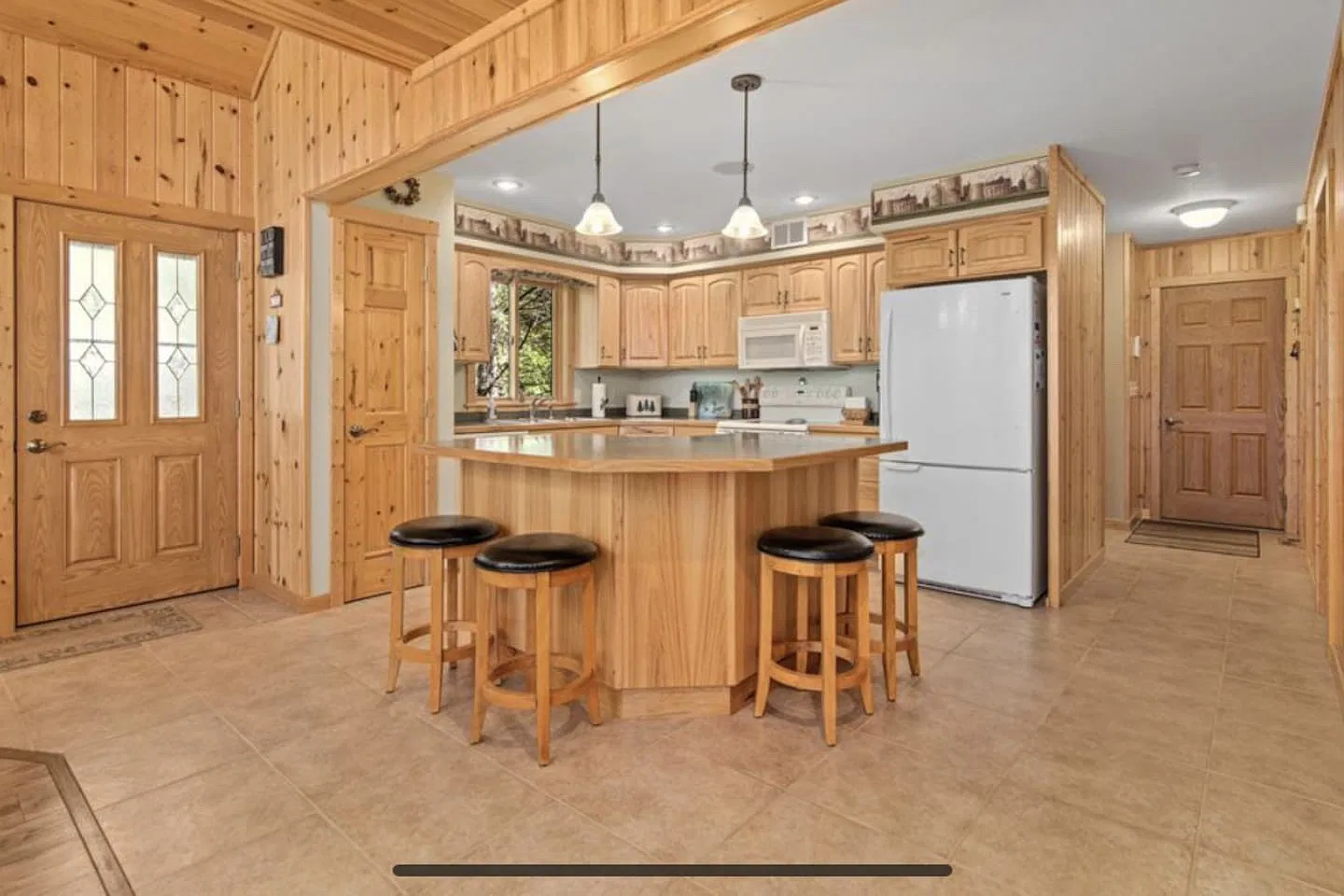 4 bed, 2800 sqft, $5,200 — Photo 3
