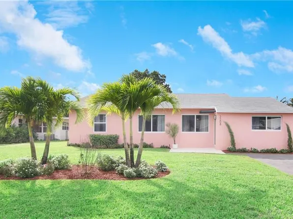2208 E Pineridge Ct, Delray Beach, FL 33444