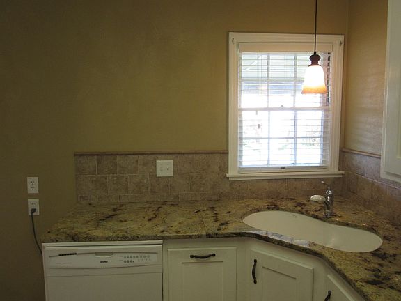 4th image of 1037 N Eddy St