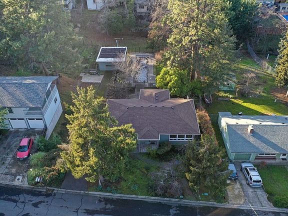 3rd image of 645 Glenwood Dr
