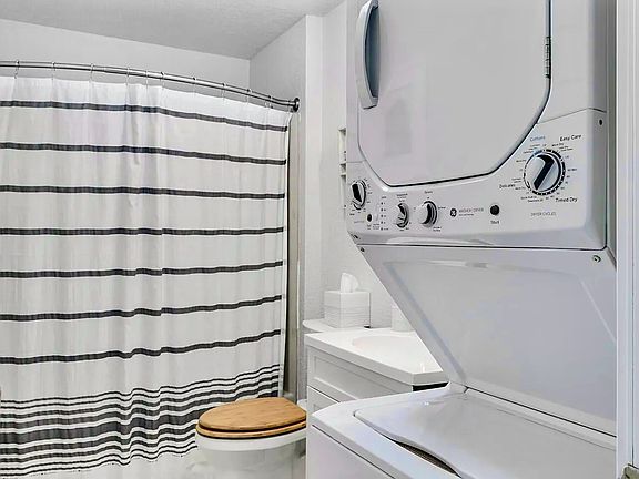 Shower tub
Comfort height toilet