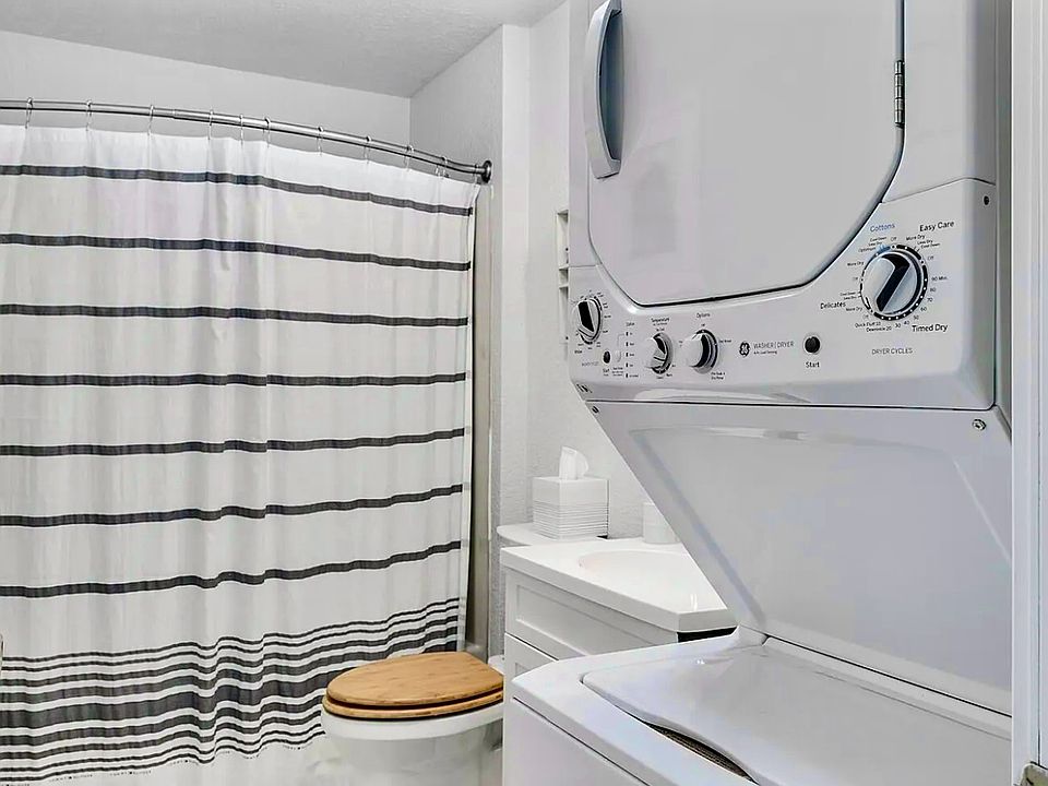 Shower tub
Comfort height toilet