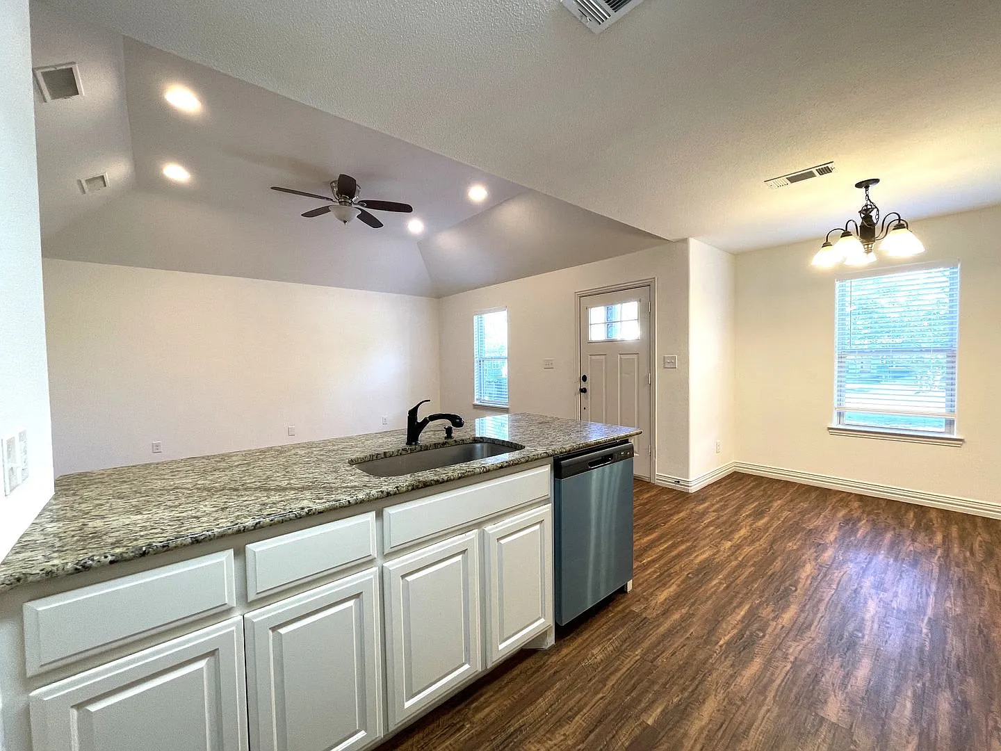3 Bed 2 Bath House for Lease in Denison — Photo 2