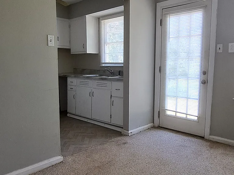 909 Mockingbird Ln — Photo 4