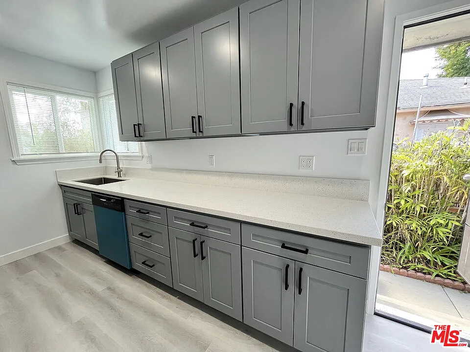 2 bed, 1.0 bath, 945 sqft, $3,000 — Photo 3