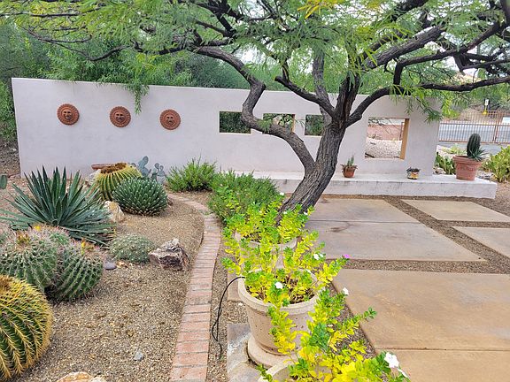 Another view of front patio. sitting area by wall for morning coffee - wating for AZ sunrises.