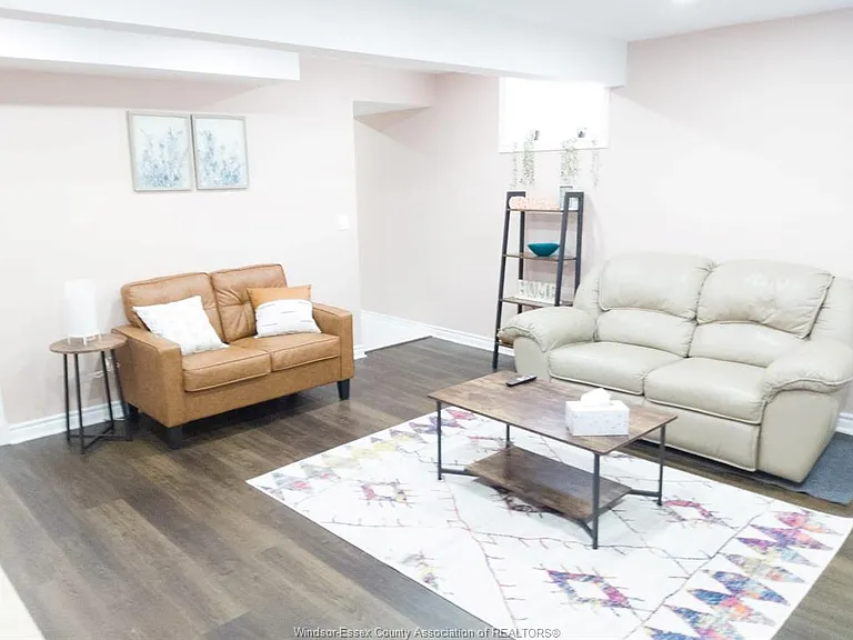 4694 Helsinki Cres — Photo 7
