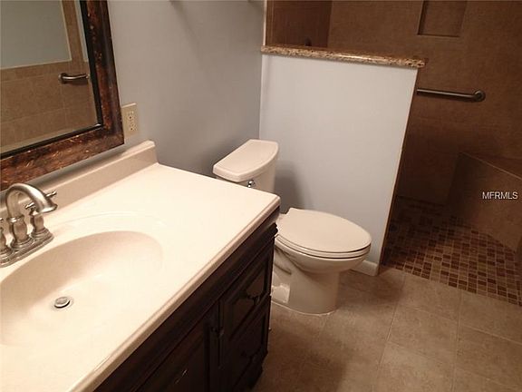 3rd image of 910 Pace Ave