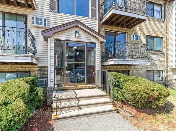 311 Pawtucket Blvd Unit 27, Lowell, MA 01854