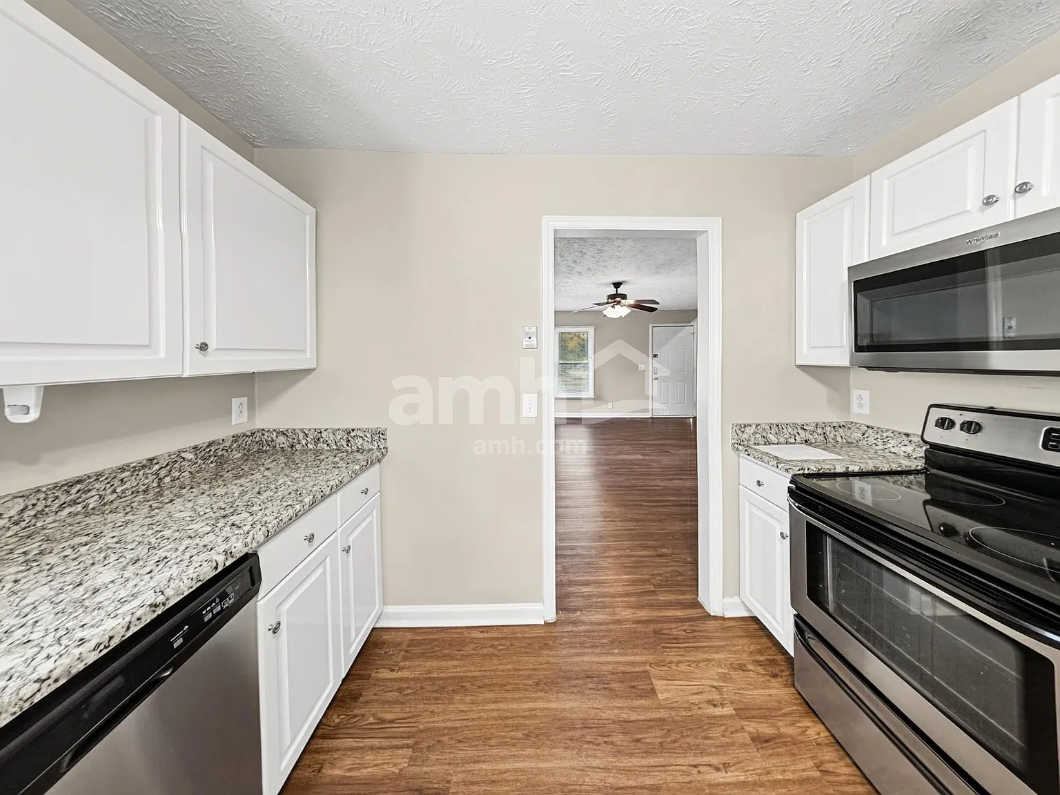 4 bed, 2.5 bath, 2350 sqft, $2,500 — Photo 4