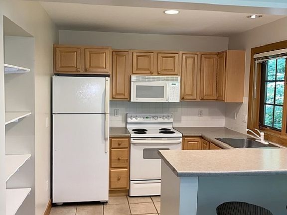 5th image of 2562 Village Dr