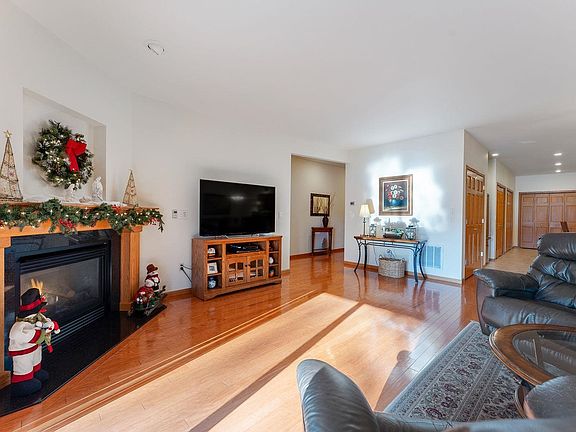 5th image of 40 Illinois Ave Unit 3