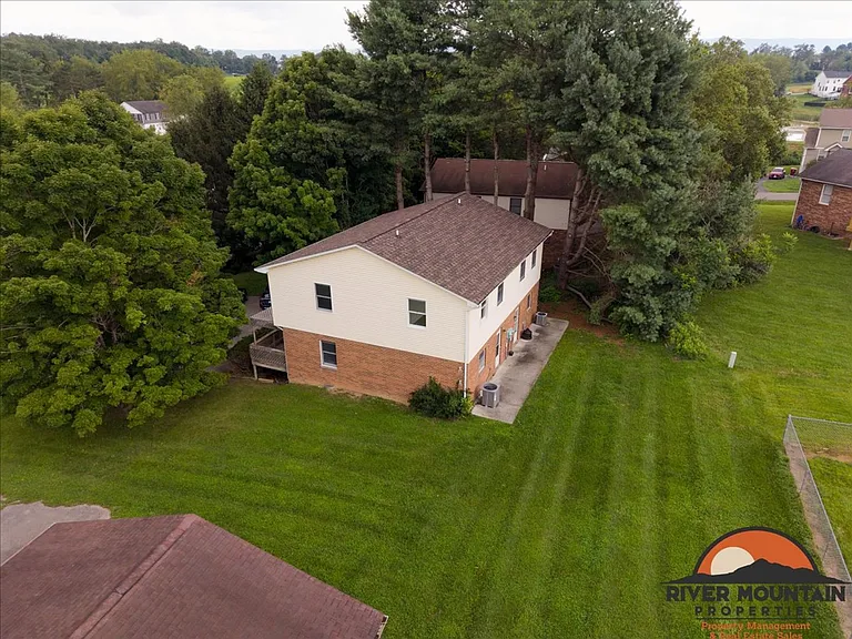 1485 Sandy Cir — Photo 4