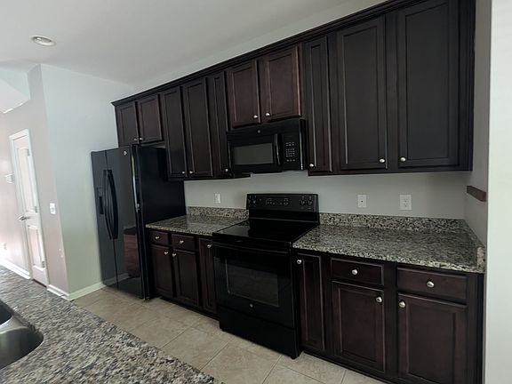 5th image of 104 Brickway St