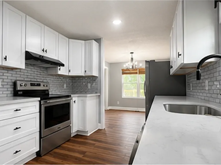 246 Lynhaven Dr — Photo 4