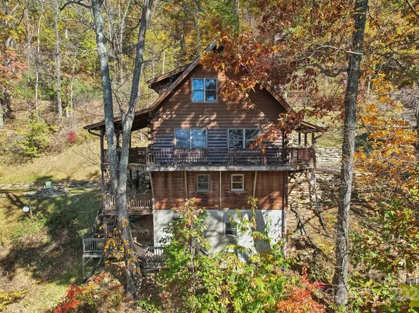 27 Tuckaway Rd, Waynesville, NC 28785