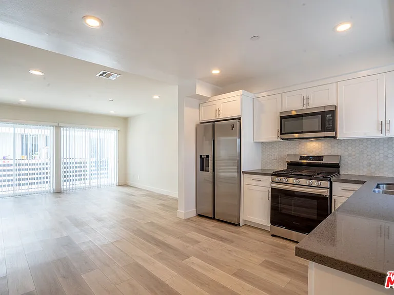 608 1/2 N Gramercy Pl — Photo 2