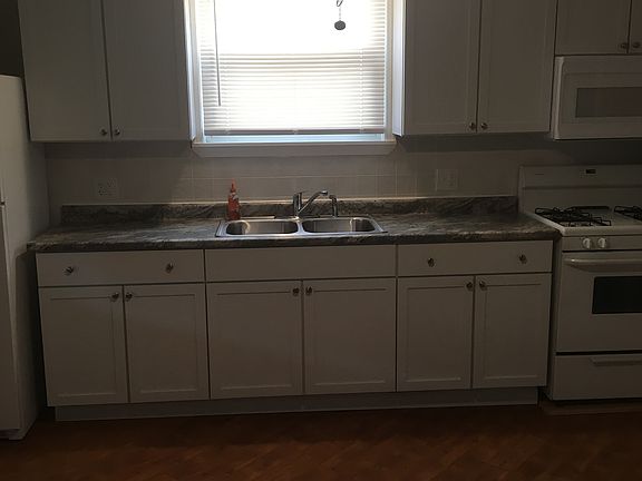 3rd image of 858 S Ave SE