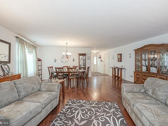 4th image of 8 Blossom Ct