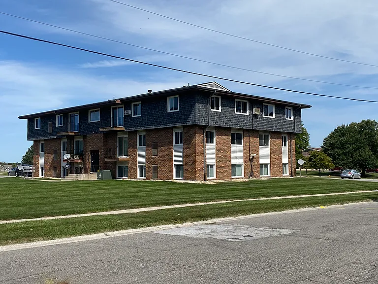 Crestwood Apartments — Photo 8