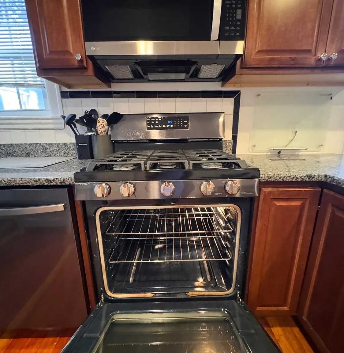 282 Foster St — Photo 2