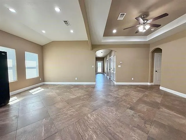 2850 Amber Ave — Photo 2