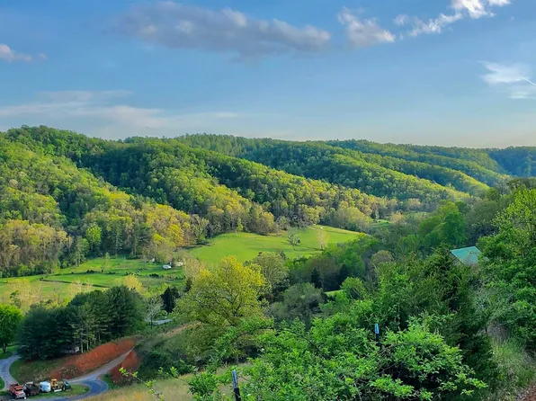 Night Hawk Dr, Christiansburg, VA 24073