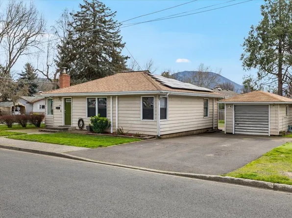 442 NE Baker Dr, Grants Pass, OR 97526