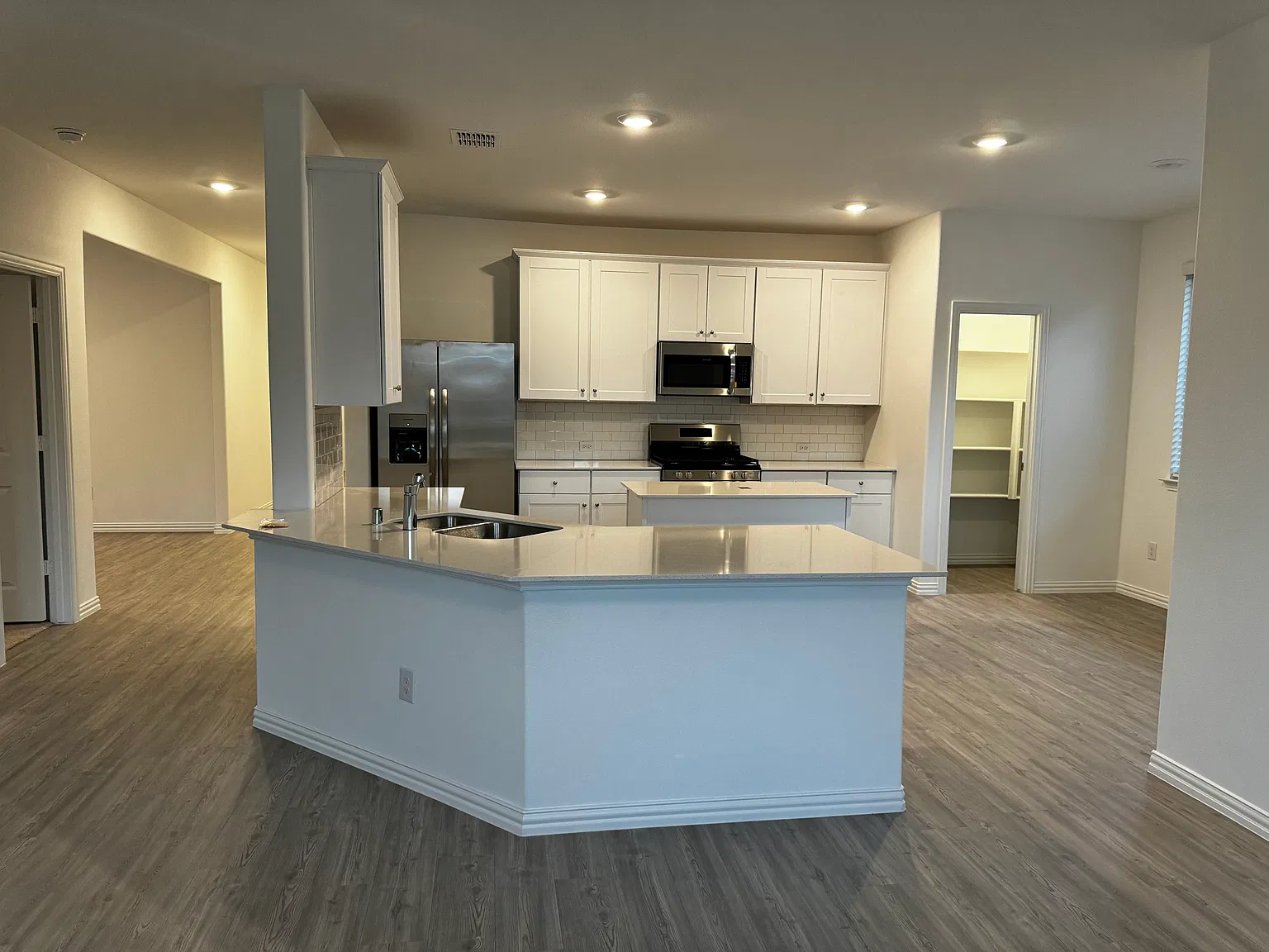 4 bed, 2011 sqft, $2,295 — Photo 2