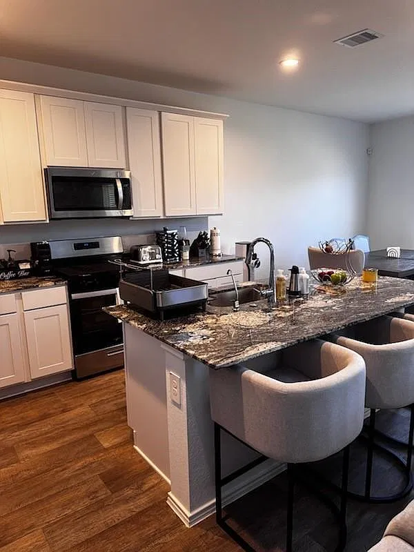 4 bed, 2.0 bath, 2456 sqft, $2,850 — Photo 3