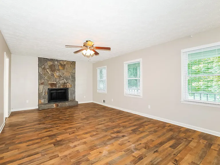 3872 Cloudland Dr — Photo 4