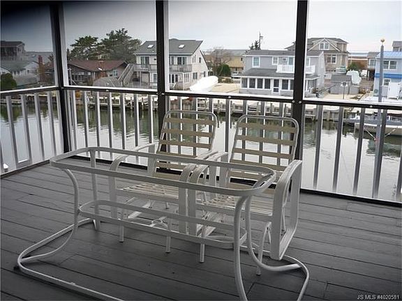 SCREENED IN DECK