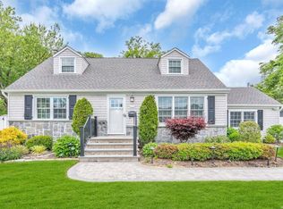 85 Beecher Rd, North Babylon, NY 11703