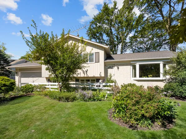 90 Park Ln, Lake Bluff, IL 60044