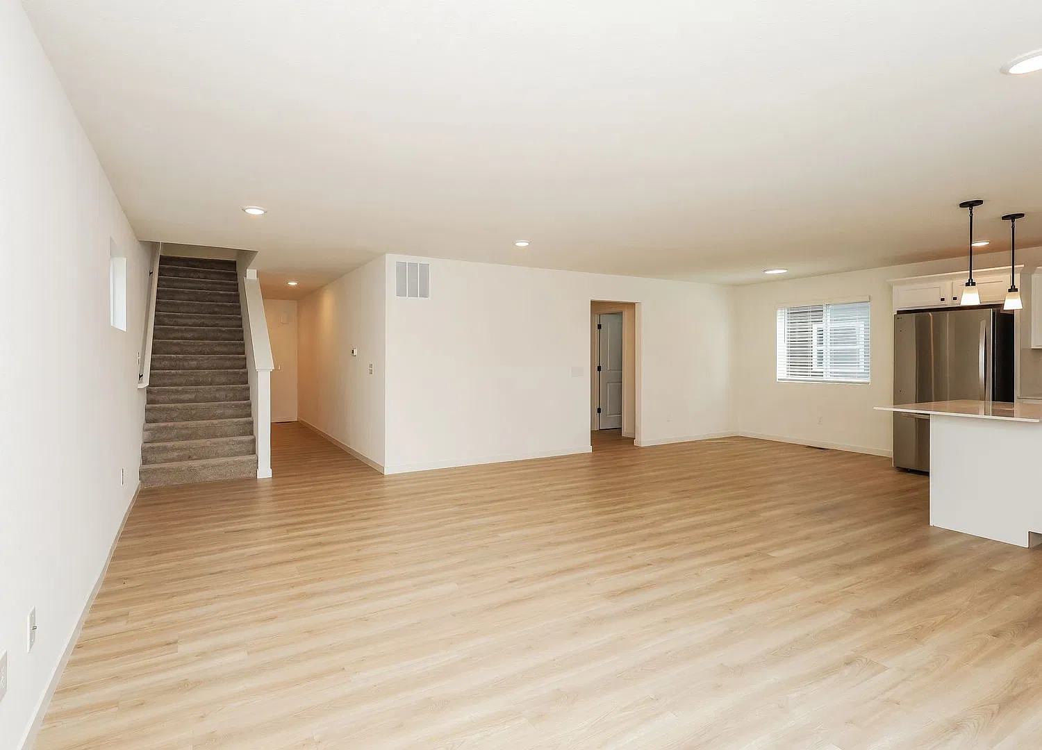 1 Month FREE Rent! Applied to Your First Full Month. Terms & Conditions Apply. — Photo 4