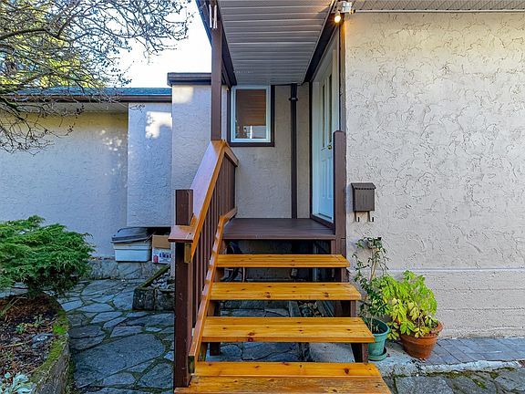 3rd image of 2739 Grosvenor Rd