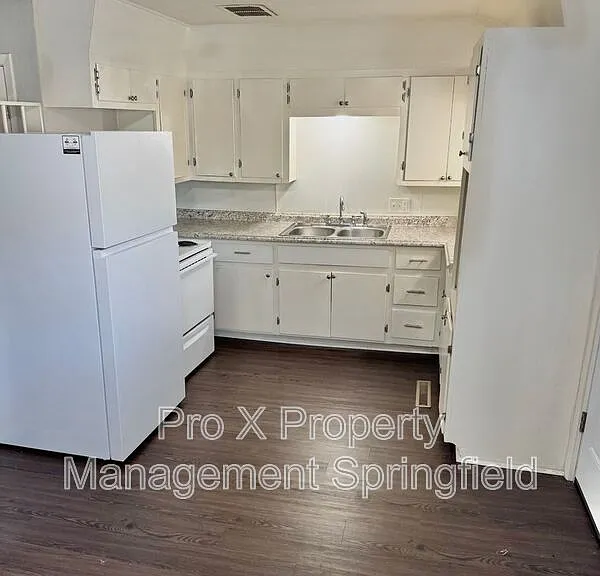 2943 E University St #10 — Photo 2