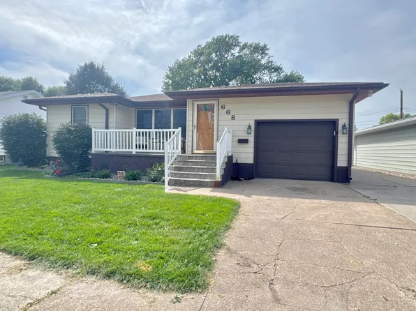 668 10th Ave, Columbus, NE 68601